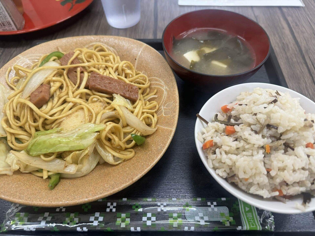 八重山そばの焼きそばとジューシー