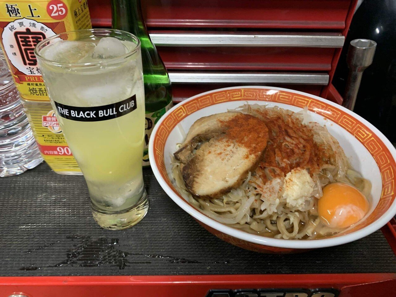 ガレージでの家二郎晩酌の様子