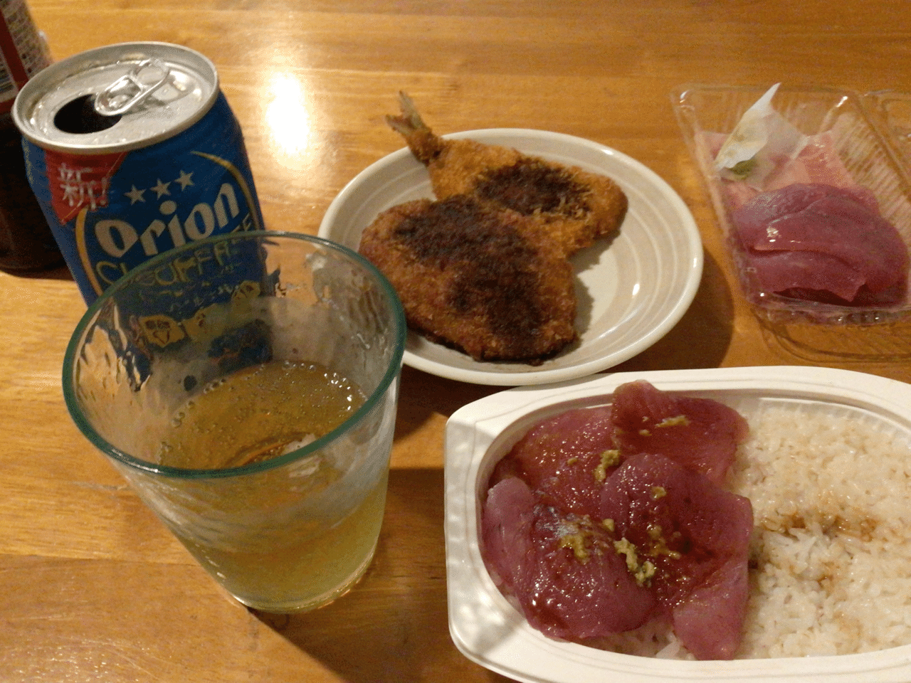波照間島の売店で買った刺身のマグロ丼