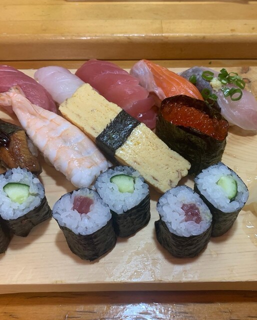 魚屋直営すし食堂 魚まるの写真2