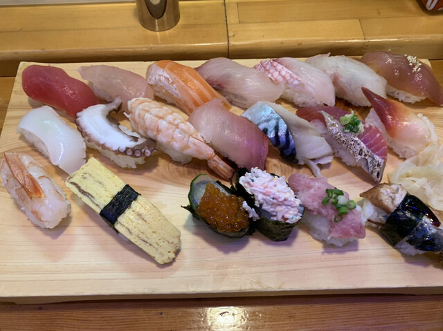 魚屋直営すし食堂 魚まるの写真1
